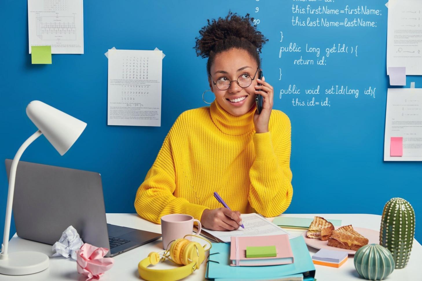 Moderne Büroumgebung mit professionellem Arbeitsplatz